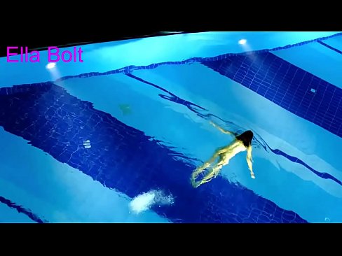 ❤️ म हेर्न रोक्न सक्दिन, जवान गोरा ELLA BOLT रिसोर्ट पूलमा नग्न पौडी खेल्दै समातियो ️❌ सेक्स ❌️❤
